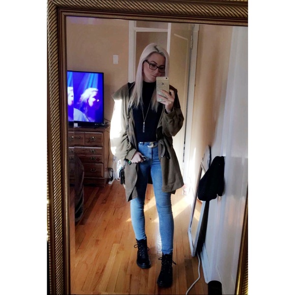 Meet your Posher, Caitlin - Picture 3 of 11